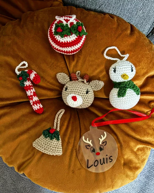 Christmas time 🎄🎅🏻🎁Les décorations de Noël au crochet sont disponibles sur notre site ainsi que des décorations à personnaliser !!#deco #decorationnoel #noel #noël #christmas #fete #fetedefindannee #sapin #sapindenoel #faitmain #artisanat #crochet #personnalisation